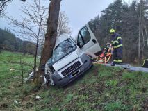 Hasiči měli o víkendu napilno, pomáhali u nehod s vyprošťováním řidičů, dokonce zasahovali na dálnici u požáru dodávky