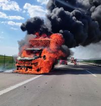 Hasiči měli o víkendu napilno, pomáhali u nehod s vyprošťováním řidičů, dokonce zasahovali na dálnici u požáru dodávky