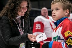 Hokejové utkání malému Kubíkovi přineslo skoro sto tisíc korun na potřebné rehabilitace