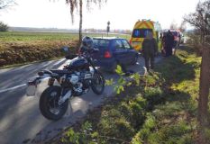Řidič osobního auta po srážce ihned spěchal pomoci zraněnému motocyklistovi. Dítě mu mezitím zamklo auto
