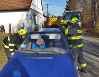 Řidič osobního auta po srážce ihned spěchal pomoci zraněnému motocyklistovi. Dítě mu mezitím zamklo auto