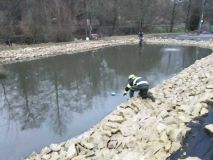 V obci Dlouhá Loučka byla celá sádka ryb v ohrožení. Potok, co vtéká do chovného rybníka, byl kontaminován