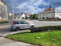 Pozor v Lázních Bohdaneč, kvůli hořícímů automobilu je zde uzavřena kruhová křižovatka
