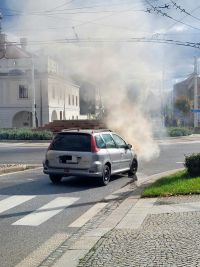 Pozor v Lázních Bohdaneč, kvůli hořícímů automobilu je zde uzavřena kruhová křižovatka