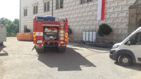 Na zámek Litomyšl bylo v pondělí povoláno šest jednotek hasičů