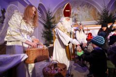V Knapovci v Ústí nad Orlicí si lidé pěkně užili druhou adventní neděli, přišel i Mikuláš s andělem