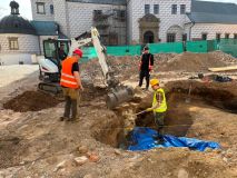 Nálezy archeologů na nádvoří Zámku Pardubice: Stopy požáru, gotická zeď i otisky zvířecích tlapek
