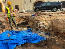 Nálezy archeologů na nádvoří Zámku Pardubice: Stopy požáru, gotická zeď i otisky zvířecích tlapek