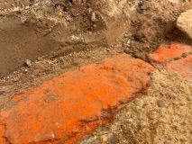 Nálezy archeologů na nádvoří Zámku Pardubice: Stopy požáru, gotická zeď i otisky zvířecích tlapek
