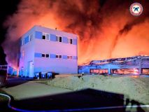 Velký požár v Pardubicích. Ze skladovací haly se oheň rozšířil i na administrativní budovu