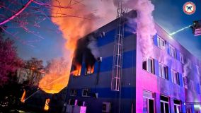 Velký požár v Pardubicích. Ze skladovací haly se oheň rozšířil i na administrativní budovu