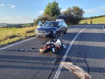 Pět aut se srazilo v obci Týnišťko, v Chrudimi dva vozy, u Albrechtic boural motocykl s osobním autem