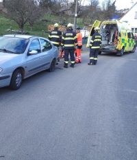 Nedělní odpoledne na silnících v kraji: Tři auta se střetla, vůz narazil do plotu a srážka automobilu s motocyklem