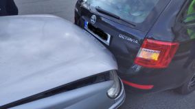 Nedělní odpoledne na silnících v kraji: Tři auta se střetla, vůz narazil do plotu a srážka automobilu s motocyklem