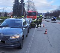 Nedělní odpoledne na silnících v kraji: Tři auta se střetla, vůz narazil do plotu a srážka automobilu s motocyklem