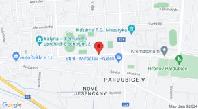 Cyklista utrpěl po střetu s autem v Pardubicích zranění. Místem projíždějte opatrně