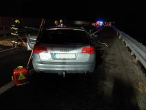 K vážné nehodě dvou aut došlo na dálnici u Dašic. Tři osoby utrpěly zranění, jednu z nich museli hasiči z vozu vyprošťovat
