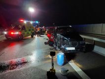 K vážné nehodě dvou aut došlo na dálnici u Dašic. Tři osoby utrpěly zranění, jednu z nich museli hasiči z vozu vyprošťovat