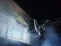 Plameny z hořícího vozidla se rozšířily do domu, dvě osoby skončily v nemocnici