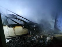 Plameny z hořícího vozidla se rozšířily do domu, dvě osoby skončily v nemocnici
