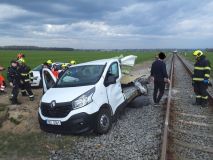 Trať č. 016 ve směru Moravany - Chrudim je uzavřena, v obci Moravany se srazila dodávka s vlakem