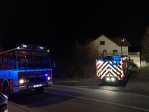 Ve Vraclavi vypukl požár uvnitř domu, kde byli čtyři lidé a zvířata