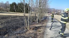 V Hlinsku hořela tráva a náletové dřeviny