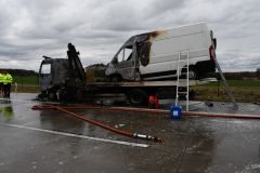 Řidiči odtahové služby na dálnici vzplálo auto. Velký žár ho kompletně zničil, poškodil i naložené a také vozovku