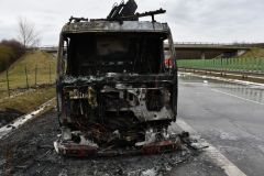 Řidiči odtahové služby na dálnici vzplálo auto. Velký žár ho kompletně zničil, poškodil i naložené a také vozovku