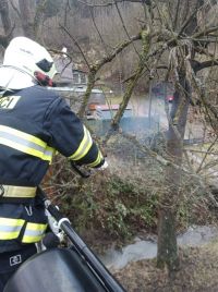 Vítr odnesl v Sobětuchách plechovou garáž, jinde padají podmáčené stromy, v Dolanech voda zaplavila část vozovky