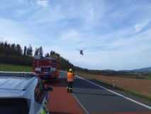 Veselo bylo, když vyprošťovali zapadlý autobus, co vezl folklórní soubor. Ale u nehody motocyklistky už hasičům úsměv na rtech ztuhl