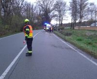 Foto: Auto skončilo mimo vozovku na střeše. Zraněnému řidiči se podařilo ze zmáčknutého auta vylézt