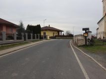 V Hošťalovicích zřejmě někdo srazil cyklistu. Ležel zraněný u kostela. Policie hledá svědky