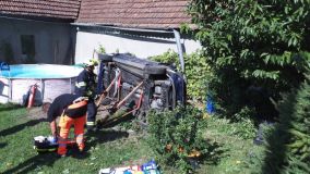 Auto vylétlo ze silnice až na zahradu rodinného domu