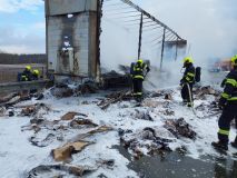 Kamion vezoucí slisované kartony uložené na paletách zachvátil požár. Z přívěsu toho mnoho nezbylo