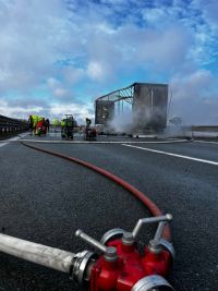 Kamion vezoucí slisované kartony uložené na paletách zachvátil požár. Z přívěsu toho mnoho nezbylo