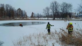Hasiči zachraňovali psa z Duhového jezera