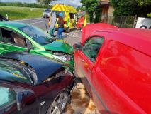 Tři vážné nehody během pondělí: Několik zraněných osob včetně dítěte, zasahoval vrtulník i posttraumatický tým