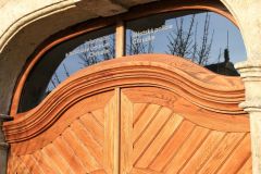 Radnici v Chrudimi zdobí nová dubová vrata