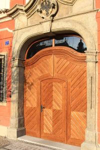 Radnici v Chrudimi zdobí nová dubová vrata