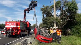 Obrazem: Automobil udělal kotrmelec a skončil na střeše, přitom poničil i sloup elektrického vedení