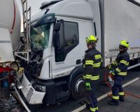Střet dvou kamionů u Dražkovic. Jednoho z řidičů museli hasiči z vozu vypřošťovat