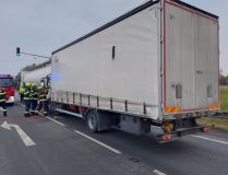 Střet dvou kamionů u Dražkovic. Jednoho z řidičů museli hasiči z vozu vypřošťovat