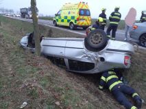 Auto skončilo na střeše v příkopu, cestující ve voze utrpěl zranění