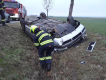 Auto skončilo na střeše v příkopu, cestující ve voze utrpěl zranění