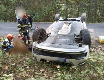 Auto na střeše v Rudné, druhé v příkopu v Žamberku. Obě nehody se zraněním a obě zkomplikovaly dopravu