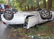 Auto na střeše v Rudné, druhé v příkopu v Žamberku. Obě nehody se zraněním a obě zkomplikovaly dopravu