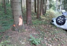Auto na střeše v Rudné, druhé v příkopu v Žamberku. Obě nehody se zraněním a obě zkomplikovaly dopravu