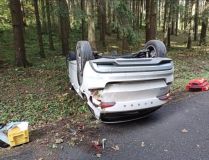 Auto na střeše v Rudné, druhé v příkopu v Žamberku. Obě nehody se zraněním a obě zkomplikovaly dopravu