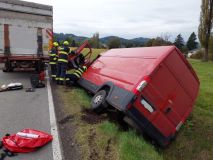 Auto na střeše v Rudné, druhé v příkopu v Žamberku. Obě nehody se zraněním a obě zkomplikovaly dopravu